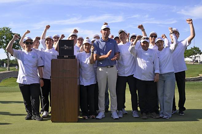 비비고 셰프들과 함께 기념 촬영한 셰플러.(사진=AFPBBNews)