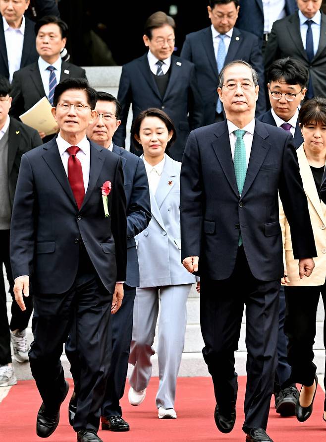 국민의힘 김문수 대선 후보(왼쪽)와 무소속 한덕수 대선 예비후보, 더불어민주당 이재명 대선 후보 등이 5일 서울 종로구 조계사에서 봉축법요식에 입장하고 있다. (사진 = 연합뉴스)