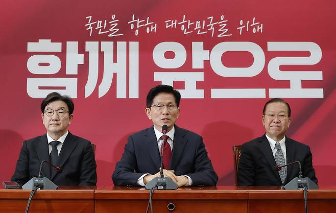 국민의힘 김문수 대선 후보가 4일 국회에서 열린 당 선거대책위원회 회의에서 발언하고 있다. (사진 = 연합뉴스)