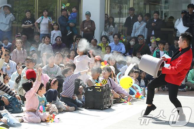 어린이날을 하루 앞둔 4일 대구 수성구 국립대구박물관을 찾은 어린이들이 마술공연을 관람하며 즐거운 연휴를 보내고 있다. 2025.5.4/뉴스1 ⓒ News1 공정식 기자