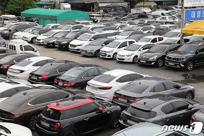 서울 성동구 장안평 중고차매매단지에 중고차들이 주차돼 있다.  2022.8.7/뉴스1 ⓒ News1 임세영 기자