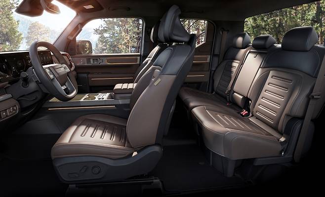 지난 4월 출시된 기아 준대형 픽업 '타스만' 내장 <자료사진>(기아 제공). 2025.05.04.