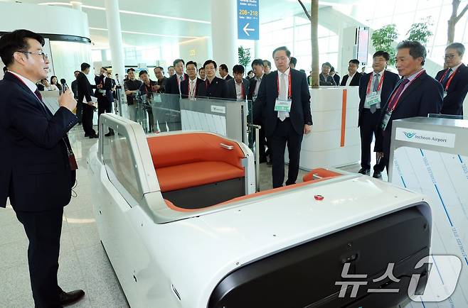 이학재 인천국제공항공사 사장(오른쪽 두 번째)과 참가자들이 30일 인천공항 제2여객터미널에서 출·도착 절차 및 서비스 등 4단계 시설 개장 준비상황을 점검하고 교통약자를 위한 자율주행 시스템을 살펴보고 있다. (공동취재) 2024.10.30/뉴스1 ⓒ News1 이승배 기자