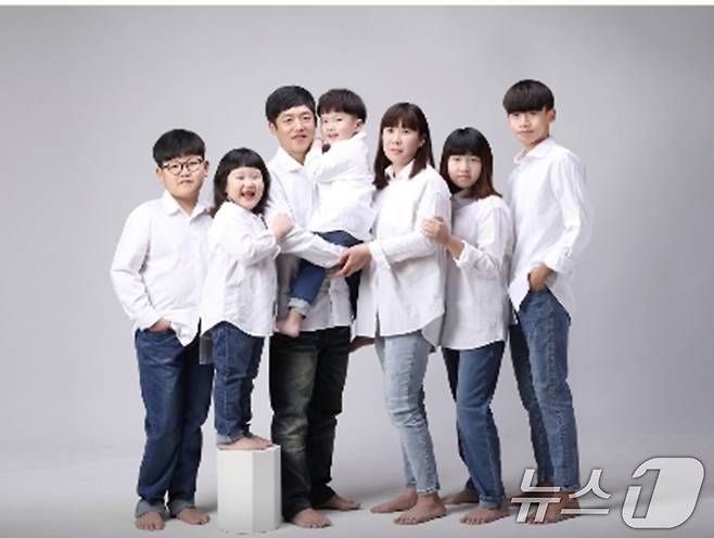 장흥에 거주하는 박제정·김혜숙 씨 부부와 5남매가 함께 찍은 가족 사진.(본인 제공. 재판매 및 DB 금지) ⓒ