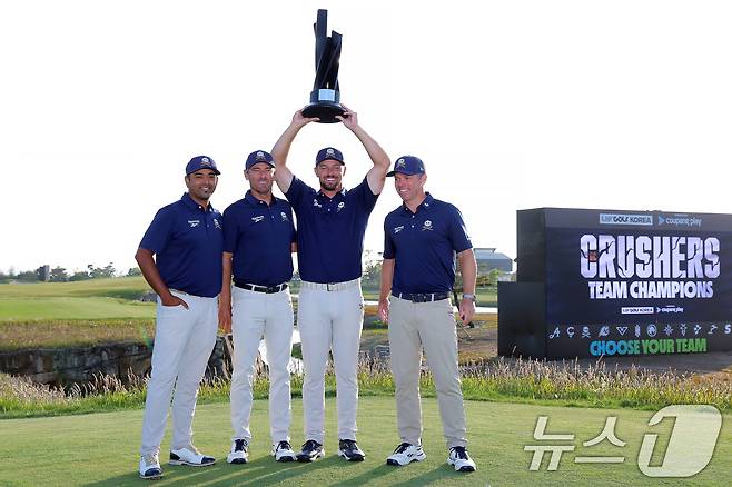 4일 인천 연수구 잭니클라우스 골프클럽에서 열린 LIV골프 코리아 파이널라운드에서 팀우승을 차지한 크러셔스 GC의 아니르반 라히리, 찰스 하웰 3세, 브라이슨 디섐보, 폴 케이시가 포즈를 취하고 있다. 2025.5.4/뉴스1 ⓒ News1 박정호 기자