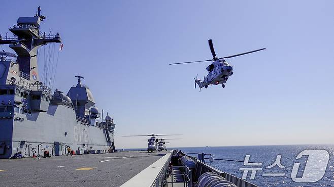 지난 26일 해군 해병대 합동상륙훈련 예행연습 간 참가 중인 상륙기동헬기 마린온(MUH-1)이 대형 수송함 마라도함(LPH)에서 공중 돌격을 위해 이착함 훈련을 하고 있다. (해병대사령부 제공, 재판매 및 DB금지) 2025.4.28/뉴스1