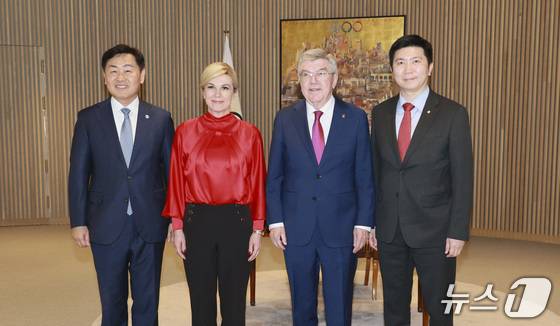 지난 4월8일(현지시간) 김관영 전북자치도지사가 스위스 로잔 국제올림픽위원회(IOC) 본부를 방문한 가운데 토마스 바흐 IOC 위원장 등과 기념 촬영을 하고 있다. 왼쪽부터 김관영 전북자치도지사, 콜린다 그라바르키다로비치 IOC 미래유치위원장, 토마스 바흐 IOC위원장, 유승민 대한체육회장 순.(전북자치도 제공. 재판매 및 DB 금지)/뉴스1