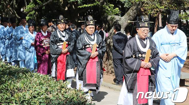 제주시 삼성혈(三姓穴)에서 탐라국 시조 고(高)·양(梁)·부(夫) 삼을나(三乙那)의 위업을 기리기 위한 춘기대제가 봉행되고 있다(자료사진)ⓒ News1