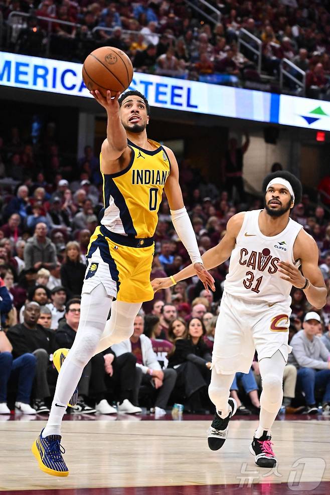 인디애나 페이서스의 타이리스 할리버튼(왼쪽). ⓒ AFP=뉴스1