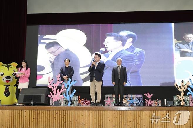 육동한 춘천시장이 5일 호반체육관에서 열린 '어린이 대축제' 행사에 앞서 인사말을 하고 있다.(춘천시 제공, 재판매 및 DB금지)