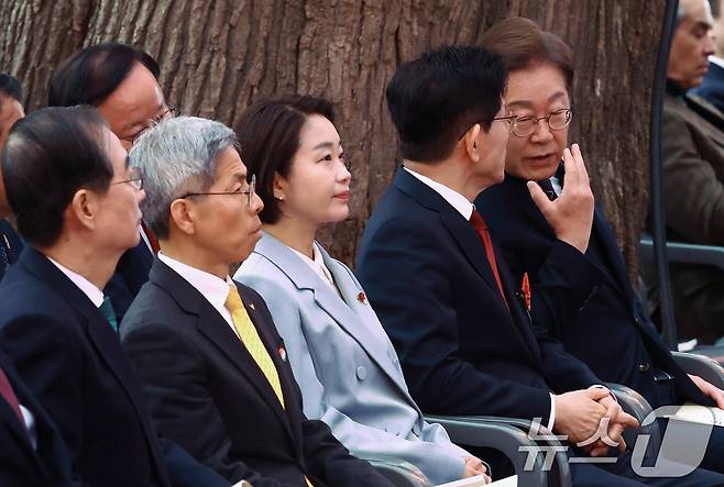 이재명 더불어민주당 대통령 후보(오른쪽부터)와 김문수 국민의힘 대통령 후보가 5일 오전 서울 종로구 조계사에서 열린 불기 2569년 부처님오신날 봉축법요식에 참석해 대화하고 있다. 왼쪽은 한덕수 무소속 대통령 선거 예비후보. 2025.5.5/뉴스1 ⓒ News1 김민지 기자