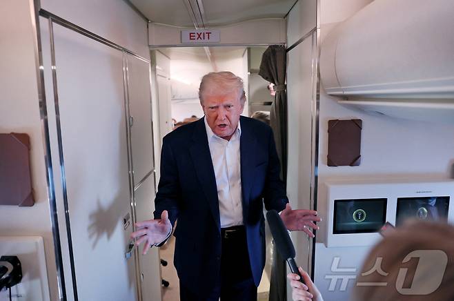 도널드 트럼프 미국 대통령이 4일(현지시간) 미국 웨스트팜비치에서 에어포스원을 타고 워싱턴으로 돌아오는 비행기에서 언론과 대화를 나누고 있습니다. 로이터 / 리아 밀리스 ⓒ 로이터=뉴스1 ⓒ News1 류정민 특파원