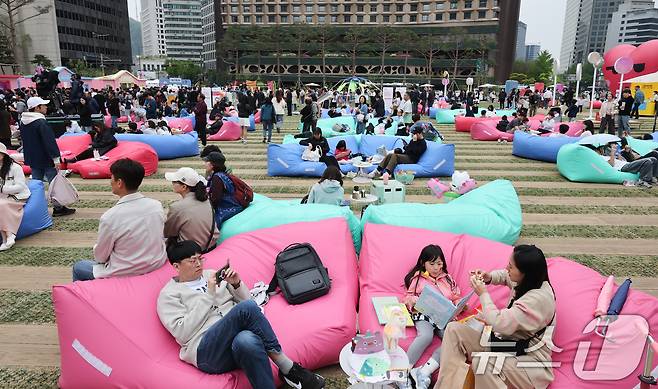 어린이날인 5일 서울광장에서 열린 ‘책읽는 서울광장’을 찾은 시민들이 독서를 하고 있다. 2025.5.5/뉴스1 ⓒ News1 허경 기자