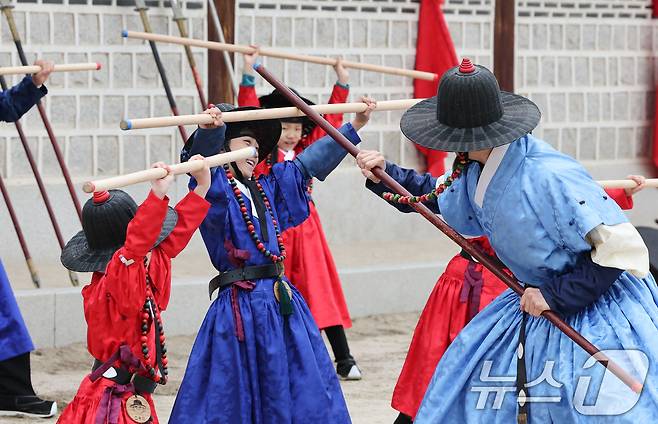 어린이날인 5일 서울 경복궁에서 어린이들이 조선시대 갑사 선발 취재 체험을 하고 있다. 2025.5.5/뉴스1 ⓒ News1 허경 기자