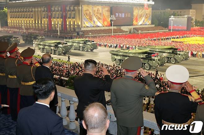 (평양 노동신문=뉴스1) = 조국해방전쟁(한국전쟁) 승리 70돌(전승절)을 맞아 김일성광장에서 열병식이 개최되는 모습. [국내에서만 사용가능. 재배포 금지. DB 금지. For Use Only in the Republic of Korea. Redistribution Prohibited] rodongphoto@news1.kr