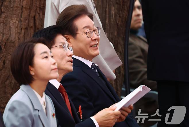 이재명 더불어민주당 대통령 후보와 김문수 국민의힘 대통령 후보가 5일 오전 서울 종로구 조계사에서 열린 불기 2569년 부처님오신날 봉축법요식에 참석해 자리하고 있다. 2025.5.5/뉴스1 ⓒ News1 김민지 기자