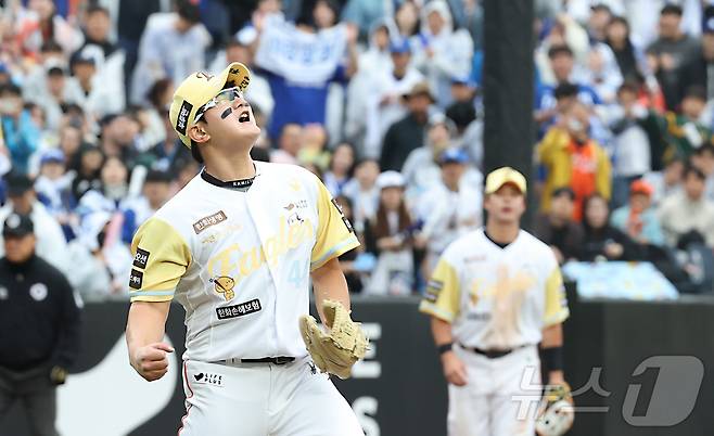 5일 대전 한화생명볼파크에서 열린 '2025 신한 SOL 뱅크 KBO리그' 프로야구 한화 이글스와삼성 라이온즈 경기에서 한화가 3대1 승리해 마무리 김서현이 환호하고 있다. 2025.5.5/뉴스1 ⓒ News1 김기남 기자