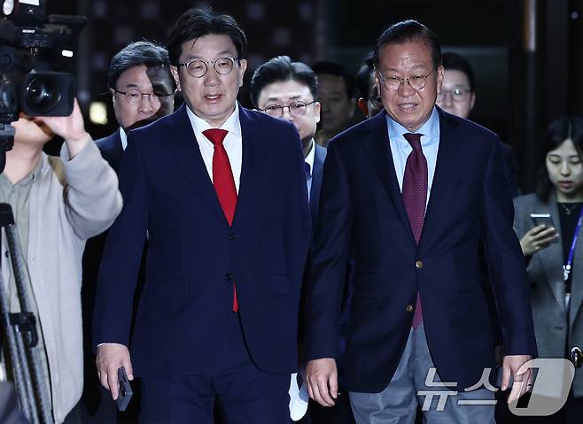 국민의힘 권영세 비상대책위원장과 권성동 원내대표가 5일 국회에서 열린 의원총회에 입장하고 있다. 2025.5.5/뉴스1 ⓒ News1 김민지 기자