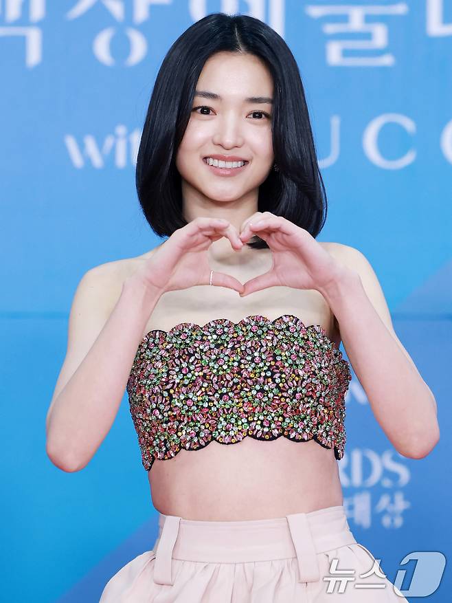 배우 김태리가 어린이날인 5일 오후 서울 강남구 코엑스에서 열린 '61회 백상예술대상' 레드카펫에서 포즈를 취하고 있다. 2025.5.5/뉴스1 ⓒ News1 김진환 기자