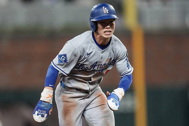 LA 다저스 김혜성이 5일(한국시간) 미국 조지아주 애틀랜타 트루이스트 파크에서 열린 2025 메이저리그(ML) 애틀랜타전에서 윌 스미스 스트라이크 아웃 낫아웃 때 상대 플레이가 느슨한 틈을 타 2루에서 3루까지 달리고 있다. 사진 | 애틀랜타=AP연합뉴스