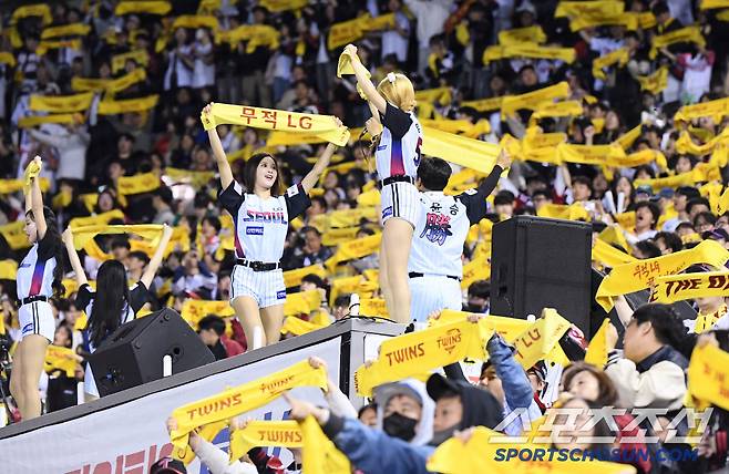 2일 서울 잠실구장에서 열린 SSG-LG전. 만원 관중 속에서 LG 팬들이 뜨거운 응원전을 펼치고 있다. 잠실=정재근 기자 cjg@sportschosun.com/2025.5.2/