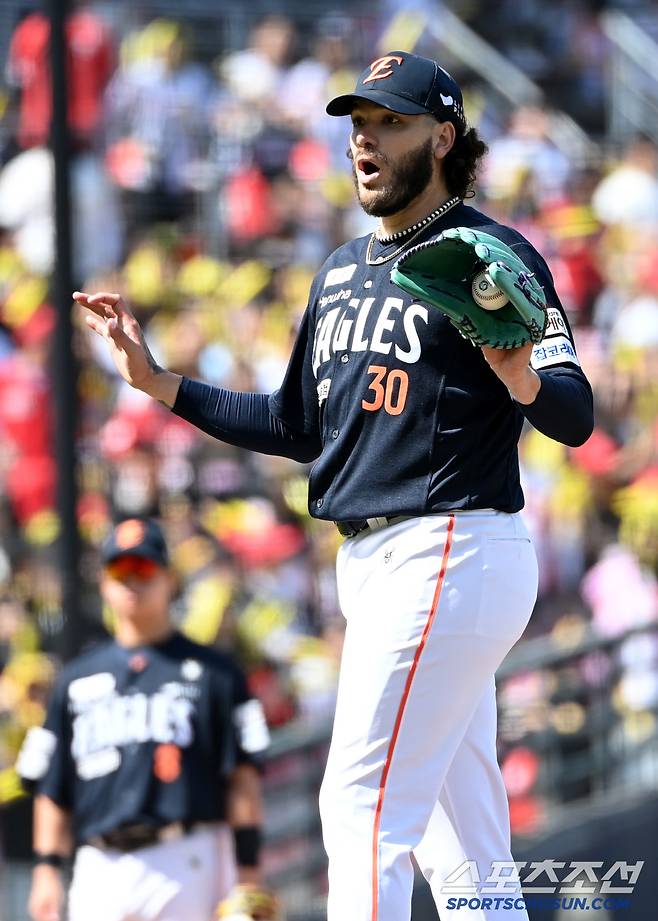4회말 2사 1루 오선우 타석때 폰세가 보크를 선언당하자 놀라고 있다.