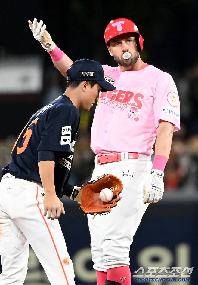 2일 광주KIA챔피언스필드에서 열린 한화와 KIA의 경기, 6회말 1사 KIA 위즈덤이 2루타를 치고 기뻐하고 있다. 광주=허상욱 기자wook@sportschosun.com/2025.05.02/