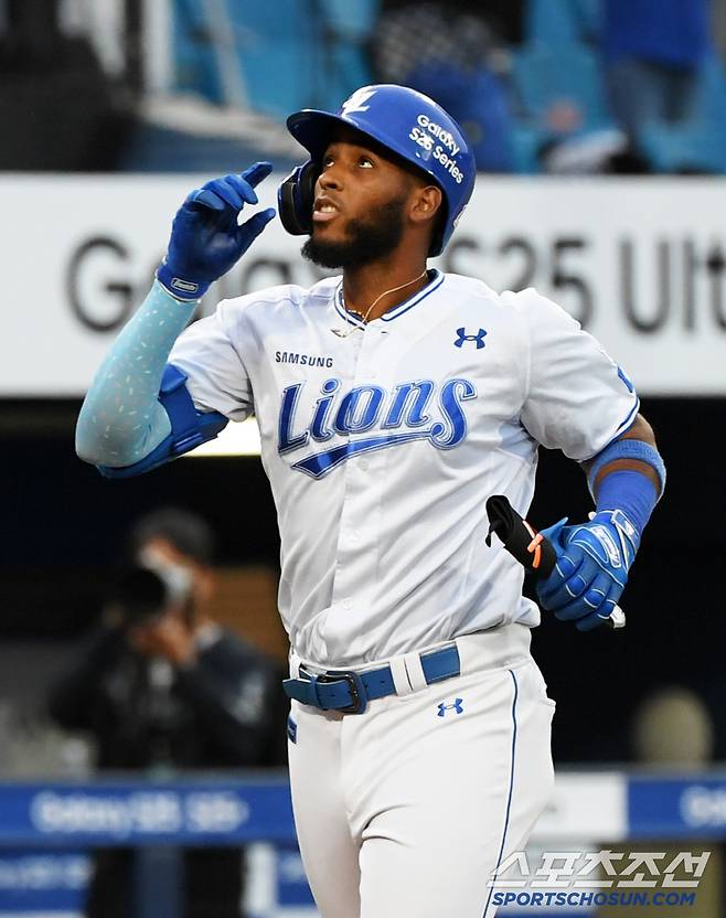 24일 대구 라이온즈파크에서 열린 삼성 라이온즈와 KIA 타이거즈의 경기. 1회말 2사 1루 삼성 디아즈가 투런포를 날린 뒤 환호하고 있다. 대구=박재만 기자 pjm@sportschosun.com/2025.04.24/