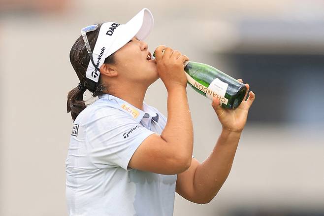 ST GEORGE, UTAH - MAY 04: Haeran Ryu of South Korea celebrates on the 18th green after the final round of the Black Desert Championship 2025 at Black Desert Resort on May 04, 2025 in St George, Utah.   Sean M. Haffey/Getty Images/AFP (Photo by Sean M. Haffey / GETTY IMAGES NORTH AMERICA / Getty Images via AFP)







<저작권자(c) 연합뉴스, 무단 전재-재배포, AI 학습 및 활용 금지>