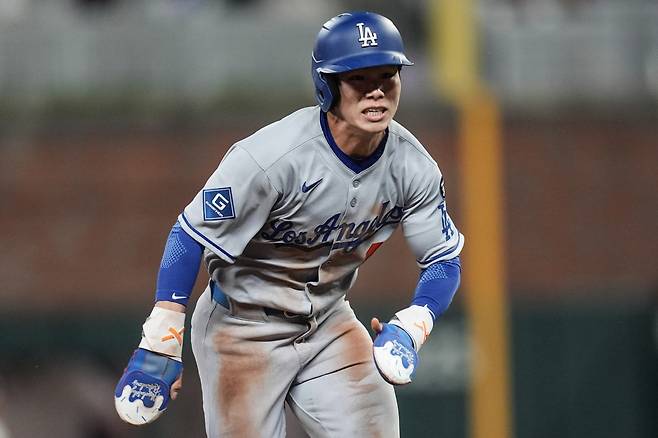 김혜성이 9회 대주자로 출전해 2루 도루 후 윌 스미스의 스트라이크 아웃 낫아웃 때 3루로 내달리고 있다. AP연합뉴스