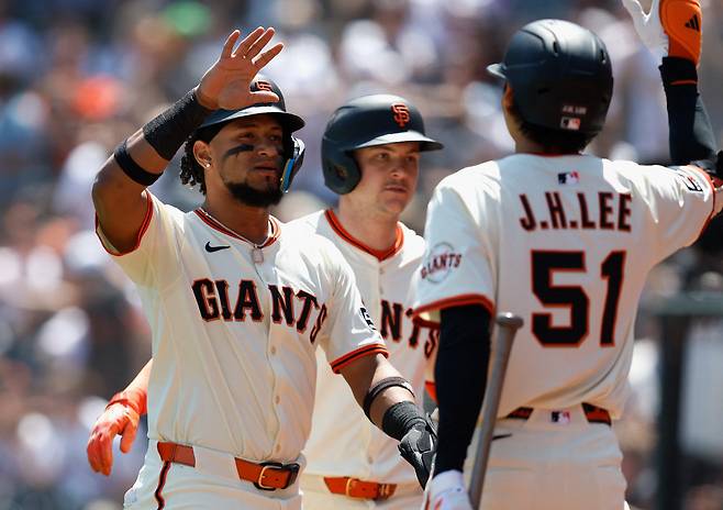 이정후가 5회말 마이크 야스트렘스키의 적시타 때 홈으로 들어온 루이스 마토스와 하이파이브를 하고 있다. AFP연합뉴스