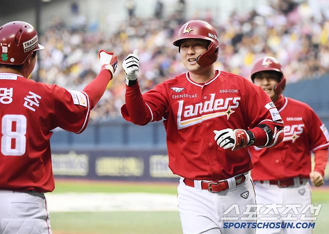 2일 서울 잠실구장에서 열린 SSG-LG전. 1회초 1사 1루 최정이 투런포를 친 후 환영받고 있다. 잠실=정재근 기자 cjg@sportschosun.com/2025.5.2/