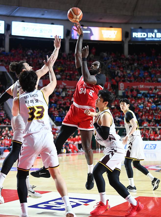 상징적 장면이다. LG 넥스트 커버리지의 위력을 단적으로 표현했다. 워니를 수비로 사냥했다. 워니는 경기내내 터프샷을 쏠 수밖에 없었다. 사진제공=KBL