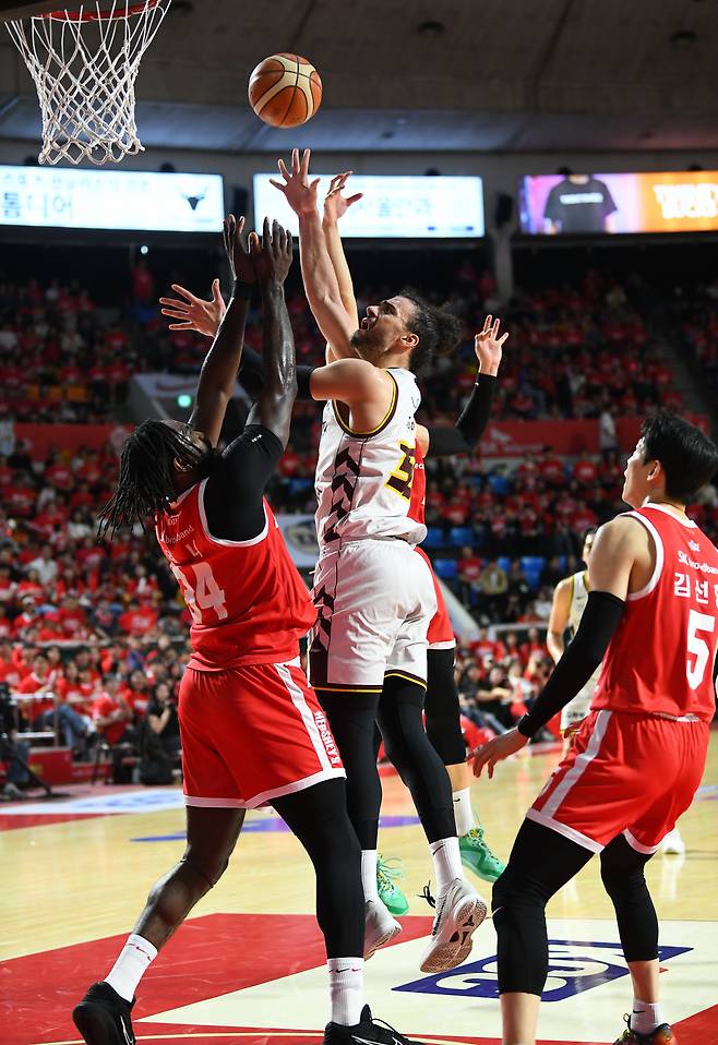 LG 마레이의 수비와 워니의 공격이 이번 챔프전 최고의 변수다. 사진제공=KBL