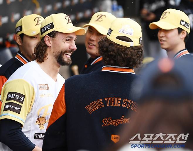 5일 대전 한화생명볼파크에서 열린 삼성-한화전. 와이스가 7이닝 1실점으로 호투한 후 류현진, 폰세, 엄상백, 문동주의 축하를 받고 있다. 대전=정재근 기자 cjg@sportschosun.com/2025..5.5/