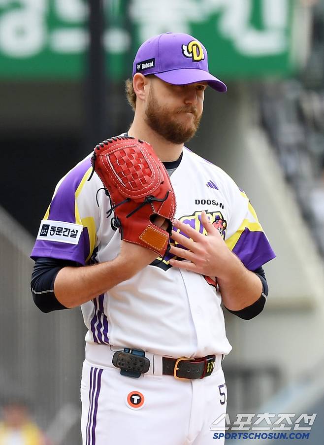 5일 잠실구장에서 열린 두산 베어스와 LG 트윈스의 경기. 2회초 선두타자 LG 문보경에게 사구를 허용한 두산 선발 콜어빈이 미안한 마음을 전하고 있다. 잠실=박재만 기자 pjm@sportschosun.com/2025.05.05/