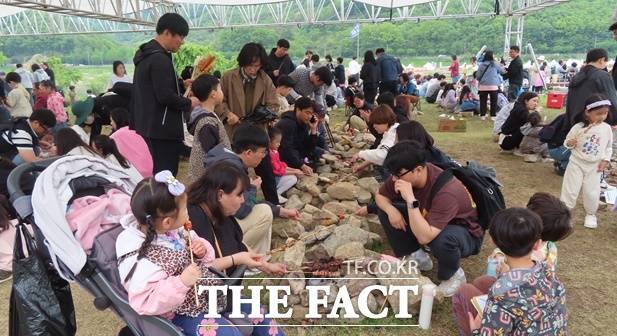 5일 개막 3일째를 맞은 '제17회 공주 석장리 구석기 축제' 장에 마련된 '구석기 음식나라' 코너에 관광객들이 몰려 있다. /김형중 기자