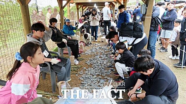 우가우가 돌창만들기 체험코너에 어린이들이 순서를 기다리고 있다. /김형중 기자