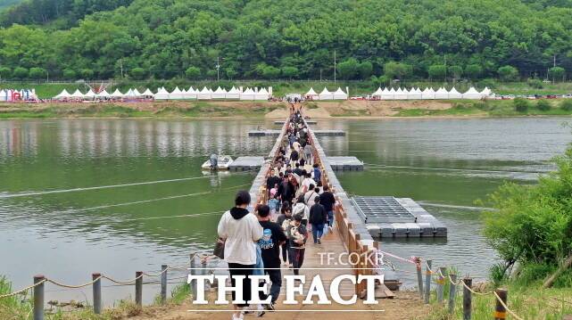 관광객들에게 공주석장리박물관과 상왕동 일원을 잇는 부교가 인기를 끌고 있다. /김형중 기자