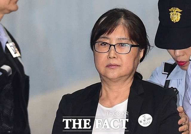 박근혜 전 대통령 국정농단 사건의 핵심 인물인 최서원(개명 전 최순실)씨가 지난 3월 형집행정지로 풀려난 사실이 뒤늦게 알려졌다. /더팩트 DB