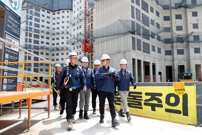 김보현 대우건설 대표(앞줄 오른쪽)가 지난달 23일 경기 부천시 '송내역 푸르지오 센트비엔' 현장에서 안전 점검을 하고 있다. 대우건설 제공