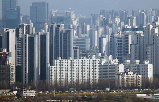 서울 한강 인근에서 바라본 서초구와 강남구 일대 아파트의 모습. 연합뉴스