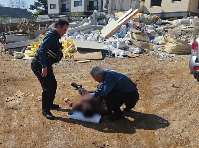 환자 살피는 고양경찰서 화정지구대 이석신 팀장. 고양경찰서