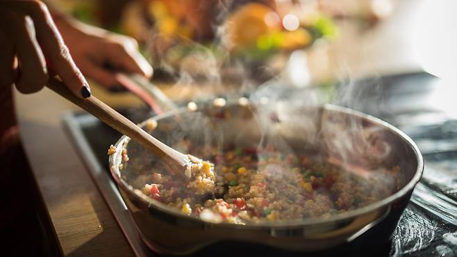 남은 음식을 밥과 함께 먹을 때 더욱 주의해야 한다