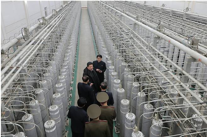 지난 1월 29일 북한 노동신문에 실린 김정은이 핵물질 생산 기지와 핵무기연구소를 현지지도하는 사진./노동신문 뉴스1