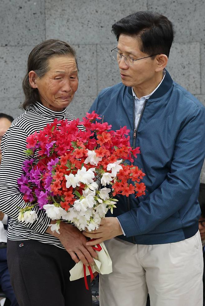 국민의힘 김문수 대선 후보가 4일 한센인 마을인 경기도 포천시 장자마을을 방문, 주민들과의 간담회에서 한 주민이 준비한 꽃다발을 받고 있다. 2025.05.04 /남강호 기자