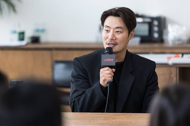 전주국제영화제에 감독으로 초청된 배우 이희준은 “피 터지게 싸우면서도 헤어지지 않고 내일 또 만날 수밖에 없는 가족의 초상을 보여주고 싶었다”고 했다. /전주국제영화제