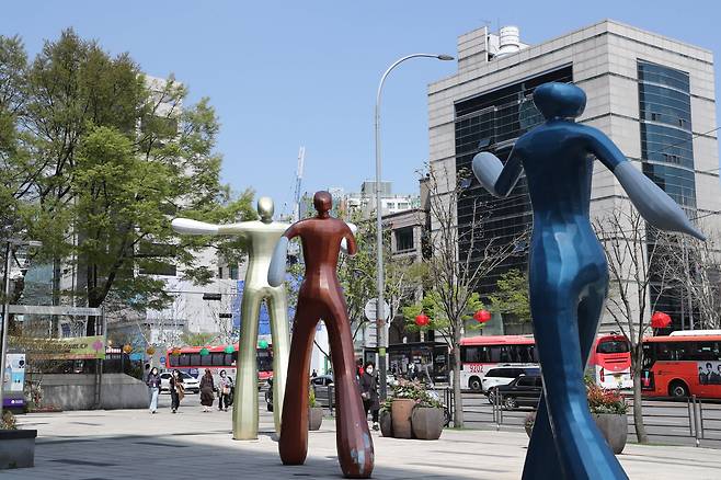 서울 서초구 강남대로 193(양재동) 서울가정법원·서울행정법원 청사앞에 서 있는 박창식의 '바로보고, 바로서기' / 전기병 기자