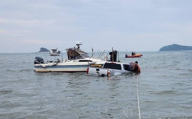 인천해양경찰서는 5일 오전 7시 24분쯤 인천시 중구 덕교동 거잠포선착장 인근 해상에서 침수 차량 운전자 50대 남성 A씨를 구조했다고 밝혔다. /인천해양경찰서