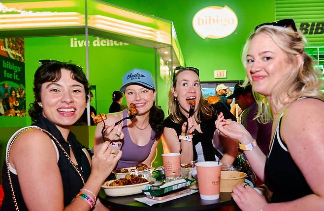 지난 1일부터 5일까지 미 텍사스 댈러스의 TPC 크레이크랜치에서 열린 PGA투어 정규대회 'THE CJ CUP BYRON NELSON(더 CJ컵)' 대회장 내에 마련된 하우스 오브 CJ(HOUSE OF CJ)의 비비고 부스에서 갤러리들이 한식을 즐기고 있다. /CJ제일제당